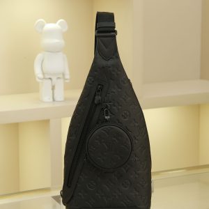 Men's Chest Bag Series DUO Shoulder Bag This Duo shoulder bag features a soft calf leather construction for a form-fitting silhouette, offering a practical alternative to traditional backpacks. A zippered side pocket accommodates smartphones, while a detachable organizer pouch facilitates easy access to essentials. The adjustable jacquard fabric shoulder strap allows for crossbody or shoulder carry. Dimensions: 20 x 42 x 6 cm.